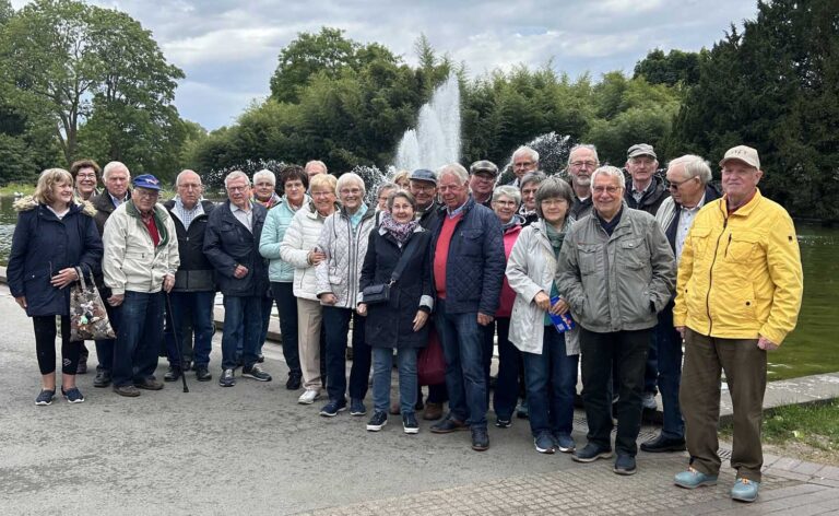 Das Bild zeigt die Teilnehmerinnen und Teilnehmer beim Besuch des Westfalenparks in Dortmund. Foto: Reinhard Hasler