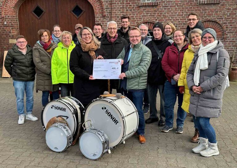 Jörg Weber überreichte den Spendenscheck an glückliche Mitglieder des Spielmannszuges. Foto: privat