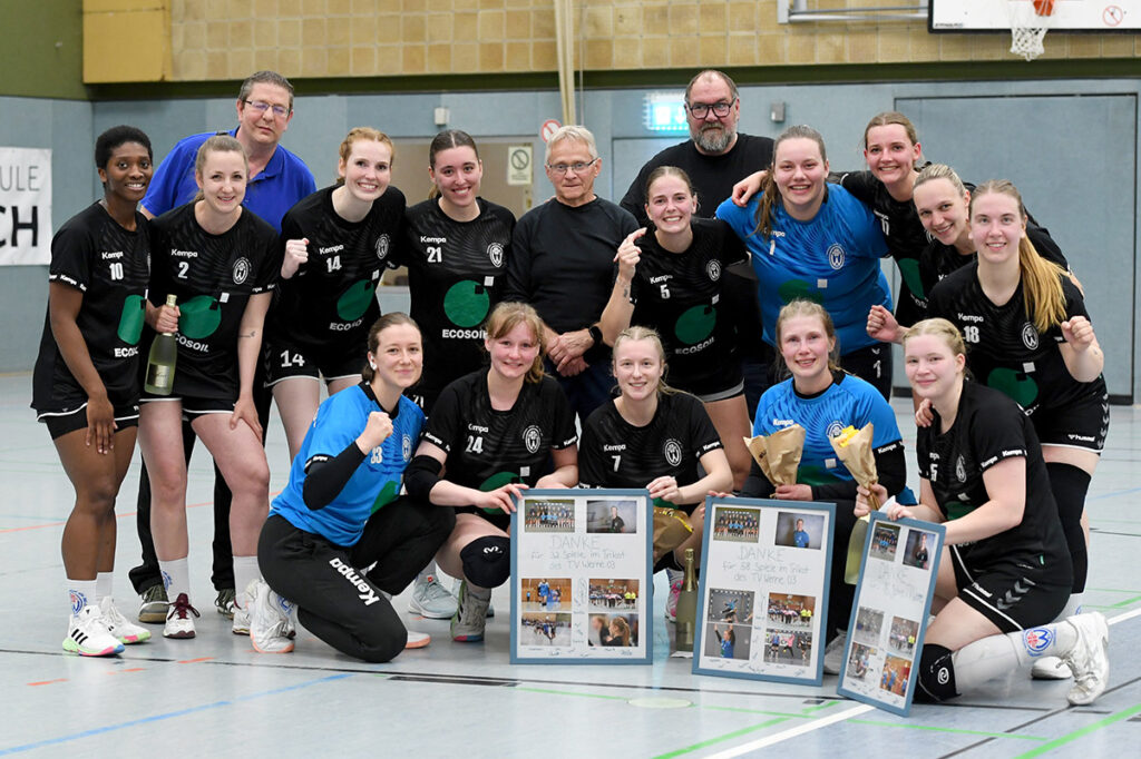 Nach dem Heimsieg gegen Königsborn verabschiedete die Mannschaft Torfrau Jenny Günther sowie Clara Drohmann, Lena Schulze-Frieling und Lisa Seuthe. Foto: MSW