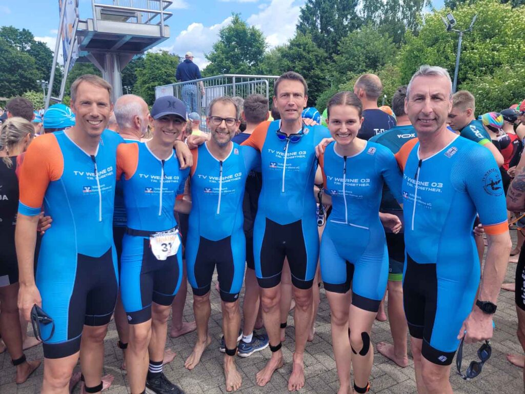 Die TV-Wasserfreunde vor dem Start der Volksdistanz, darunter Paul Kräher, Sieger in
der Jugend B beim Jugendtriathlon.