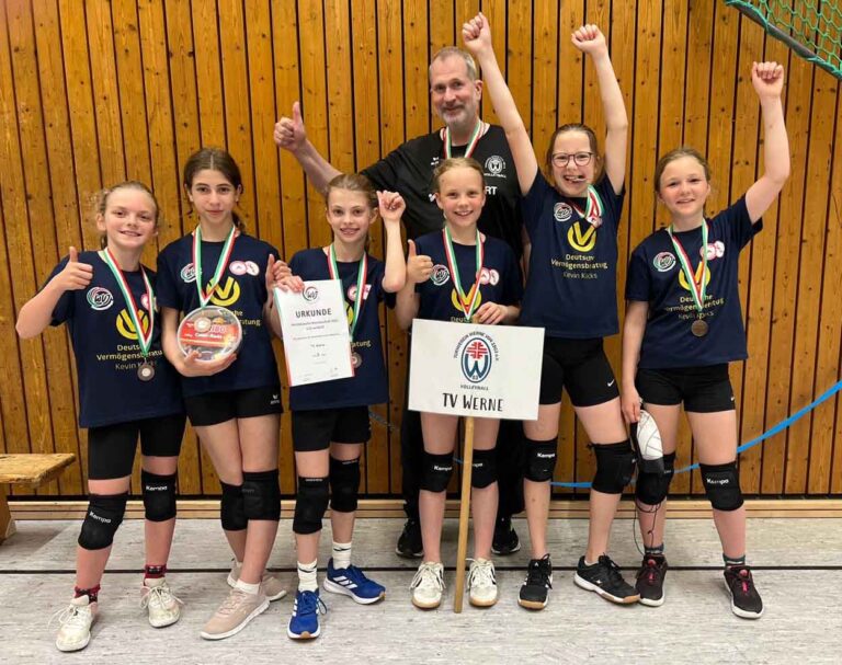 Groß war die Freude bei den jungen TV-Volleyballerinenn über Platz acht bei den Westdeutschen Meisterschaften. Foto: Verein