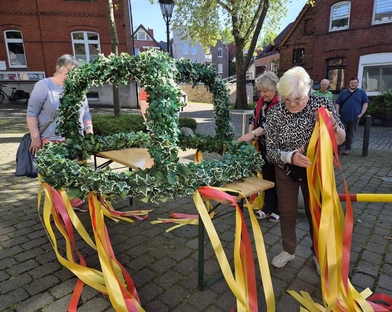 Die Vorbereitungen zur Aufstellung des Maibaums am Roggenmarkt verliefen problemlos. Foto: Verein