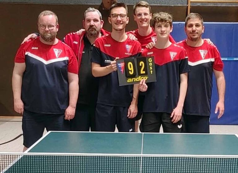 Aufsteiger in die Bezirksoberliga sind (von links) Matthias Holtmann, Andre Wodetzki, Luca Bröcker, Kapitän Moritz Overhage, Jan von Frantzius und Lino de Almeida. Foto: juef