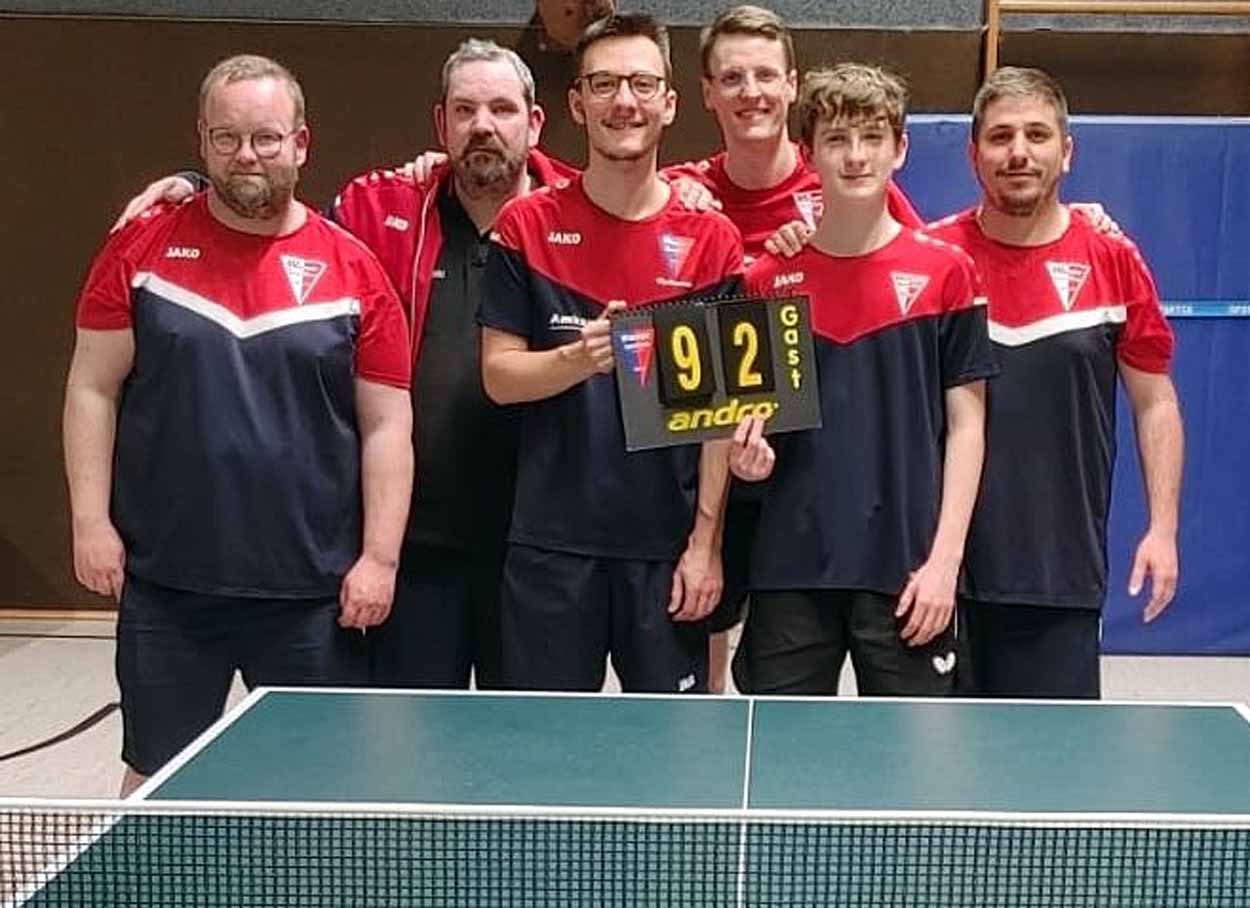 Aufsteiger in die Bezirksoberliga sind (von links) Matthias Holtmann, Andre Wodetzki, Luca Bröcker, Kapitän Moritz Overhage, Jan von Frantzius und Lino de Almeida. Foto: juef