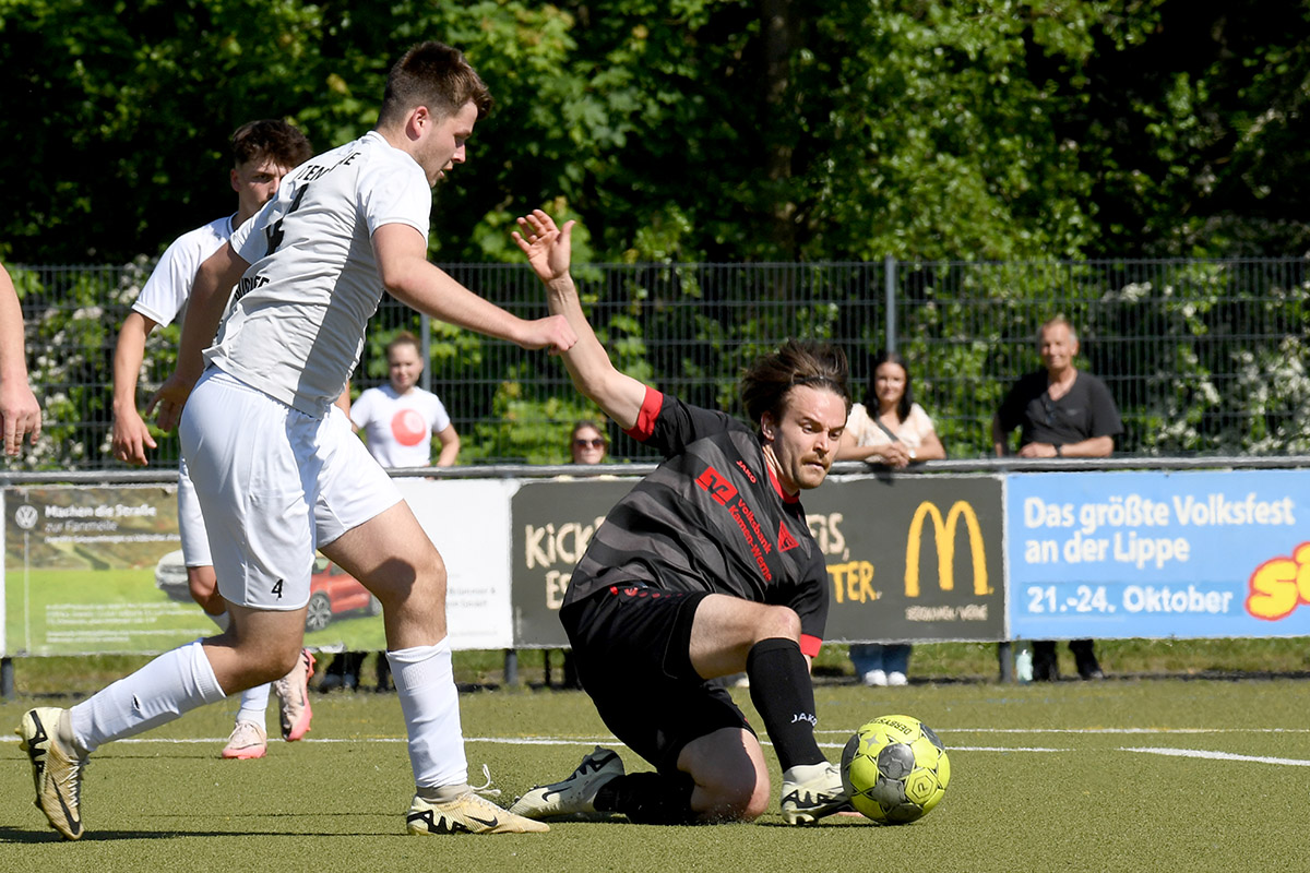 WSC-Angreifer Robin Przybilla erobert hier mit viel Einsatz den Ball vor dem Altenrheiner Spieler Henry Südhoff. Foto: MSW