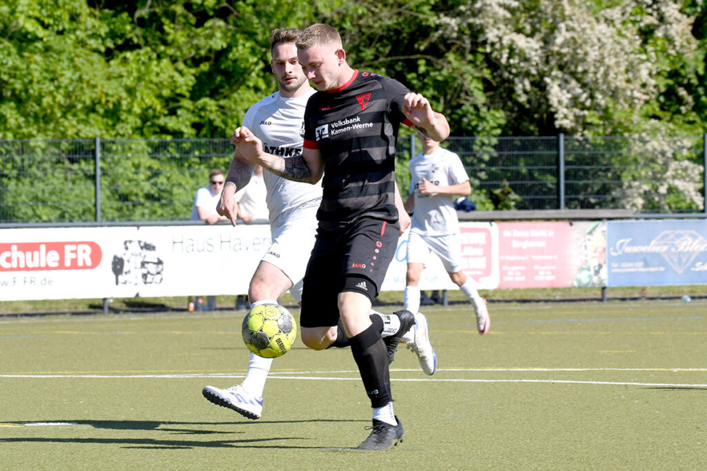 Nach einem Missverständnis in der Abwehr des SC Altenrheine hatte Finn Drücker freie Bahn und erzielte den Anschlusstreffer für den Werner SC. Foto: MSW