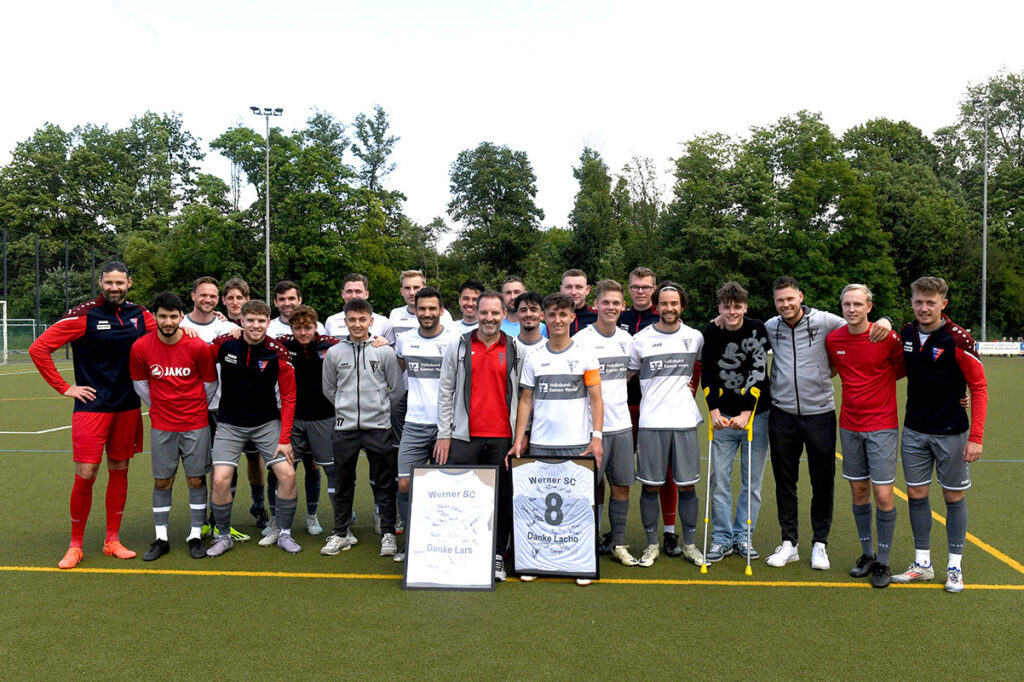 Vor ihrem letzten Saison-Heimspiel verabschiedete die Mannschaft Trainer Lars Müller und Kapitän Yannick Lachowicz. Foto: MSW