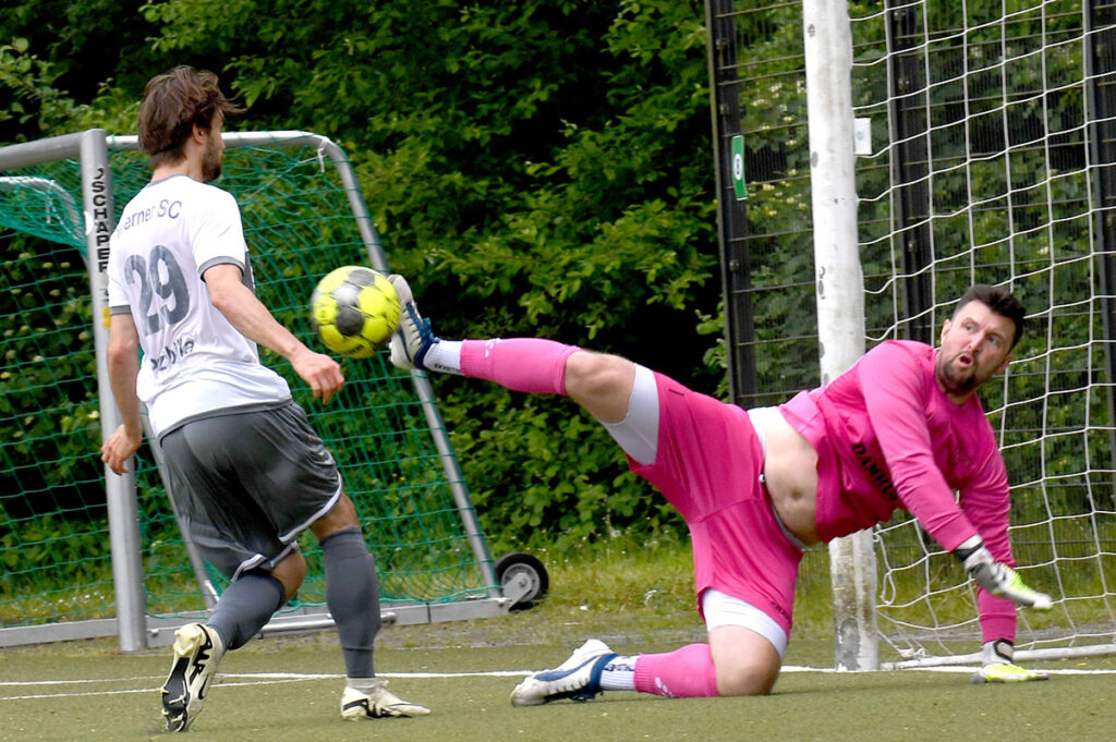 TSG-Torwart Aziz Retzep hielt mit einigen tollen Paraden seinen Kasten bis zur 37. Minute sauber. Gegen den energisch nachsetzenden Robin Przybilla (l.) hatte er trotz akrobatischer Turneinlagen das Nachsehen. Foto: MSW