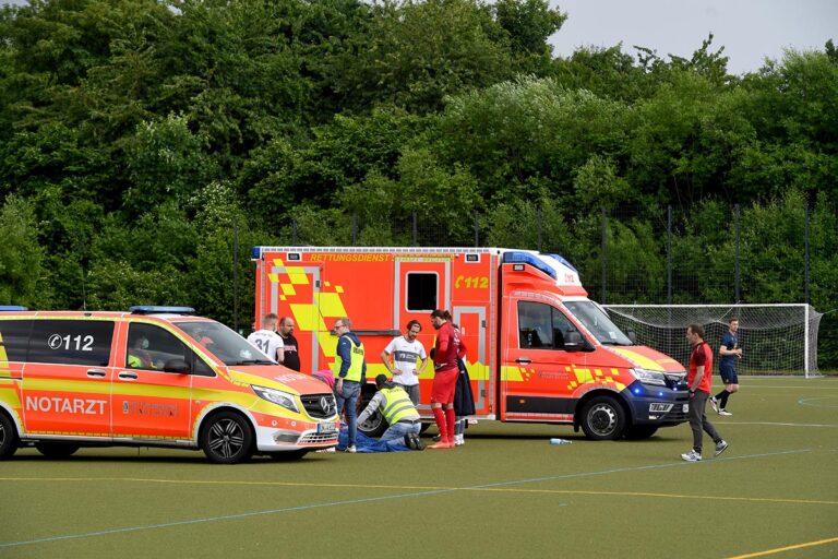 Der Notarzt musste kommen, nachdem der 20-jährige Moataz Barakat Omar während des Spiels im Lindert zusammengebrochen war. Foto: MSW