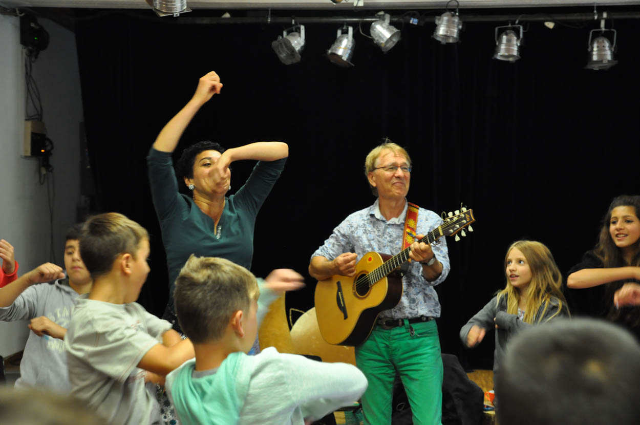 Beim Karibuni-Mitmachkonzert geht es auf musikalische Weltreise. Foto: Karibuni