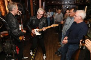 Musik hautnah erleben - das war bei „Werne live“ unter anderem mit der Band „The Downbeat“ möglich, die beim Sparta im Fränzer’s mit Hits aus Rock’n’Roll und Beat begeisterte. Foto: Volkmer