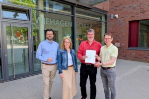 Freuen sich über die Millionen-Förderung: Ratsherr und KBW-Ausschussvorsitzender Lars Hübchen, die stellvertretende Schulleiterin Katja Kranz, MdB Michael Thews und Lothar Christ. Foto: privat