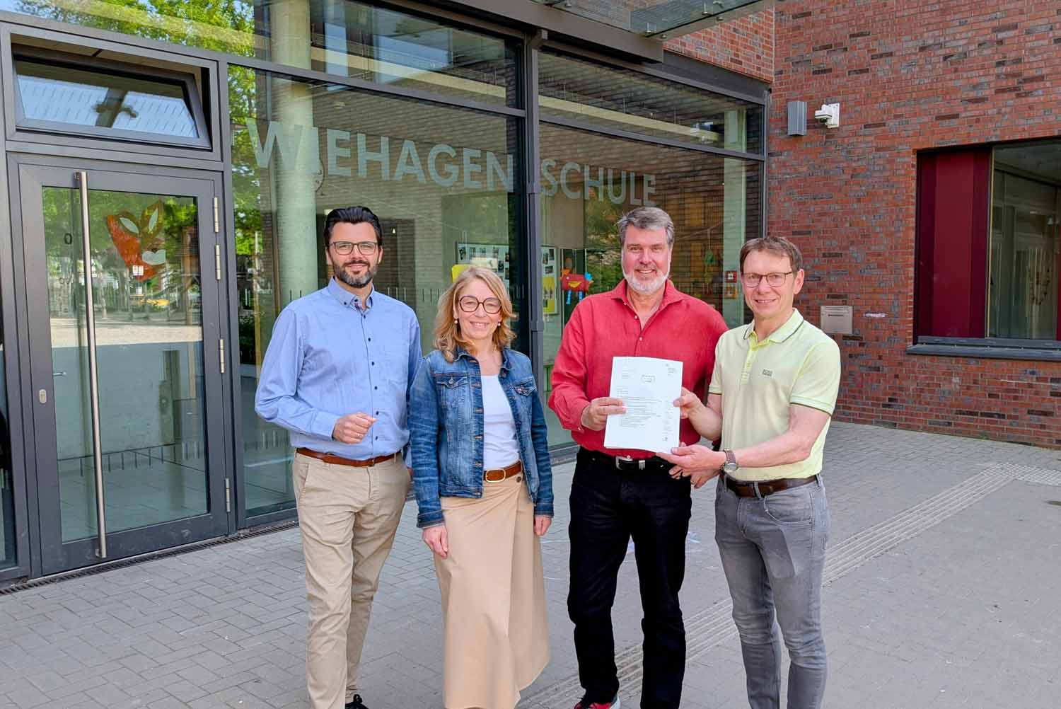 Freuen sich über die Millionen-Förderung: Ratsherr und KBW-Ausschussvorsitzender Lars Hübchen, die stellvertretende Schulleiterin Katja Kranz, MdB Michael Thews und Lothar Christ. Foto: privat