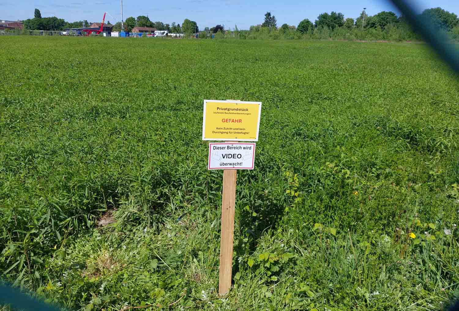 Die ehemalige Zechenbrache ist inzwischen im Privatbesitz der Surfpark-Projektierer. Vandalismusschäden am Zaun machten den Verantwortlichen zuletzt zu schaffen und sorgen nun für weitere Sicherheitsmaßnahmen. Denn das Betreten des Gelände ist nicht nur verboten, sondern auch gefährlich. Foto: Wagner