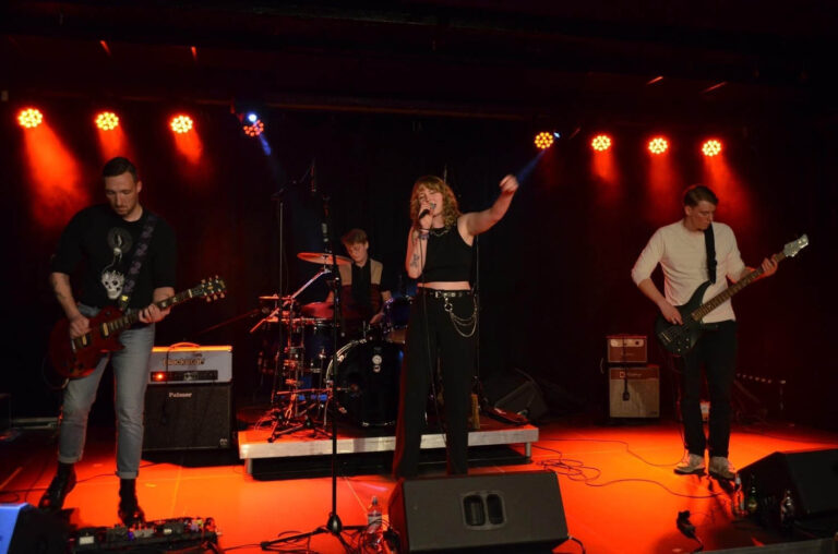 "Half Past Eight" werden mit energiegeladenem Alternative-Grunge im JuWeL punkten. Foto: privat
