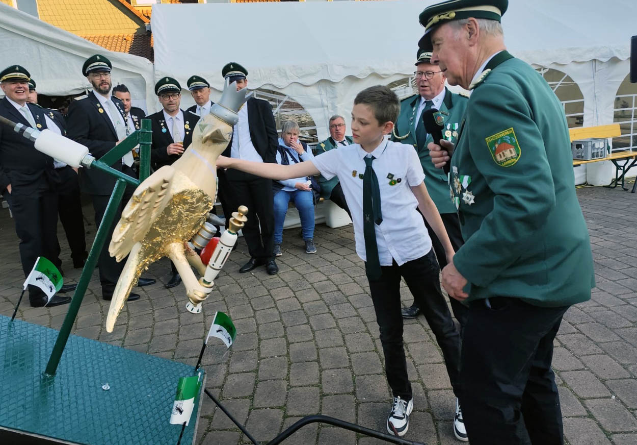 Auf Vogel Paul wird am kommenden Samstag in Langern angelegt, denn dann steigt der Höhepunkt des Jubiläumsschützenfest. Fotos: Verein