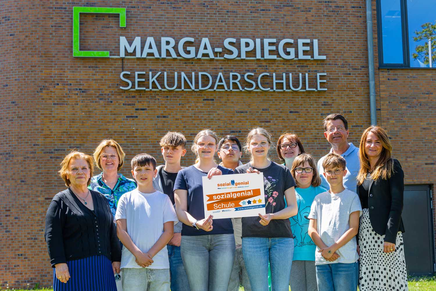 Freuen sich über die Unterstützung durch die Volksbank, vertreten durch Graziella Strothmüller (ganz rechts) und Astrid Freudenberger (ganz links): Schulleiter Hubertus Steiner (hintere Reihe ganz rechts), Marion Gloger (stellvertretende Leiterin der Stadtbücherei Werne), Rita Lefering (2. von links), Didaktische Leiterin der MSS, sowie Schülerinnen und Schüler der 5., 8. und 9. Klassen der Marga-Spiegel-Sekundarschule Werne. Foto: Jan Heinze