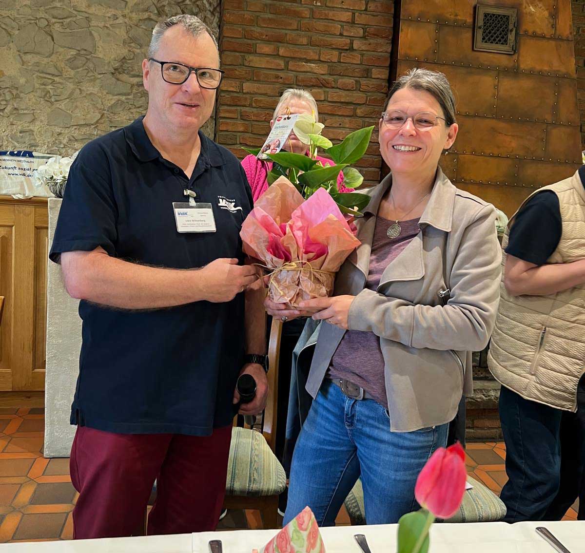 Uwe Wittenberg bedankte sich bei Elke Möller von der Pflege- und Wohnberatung. Foto: Guenther Bienert / VdK Werne