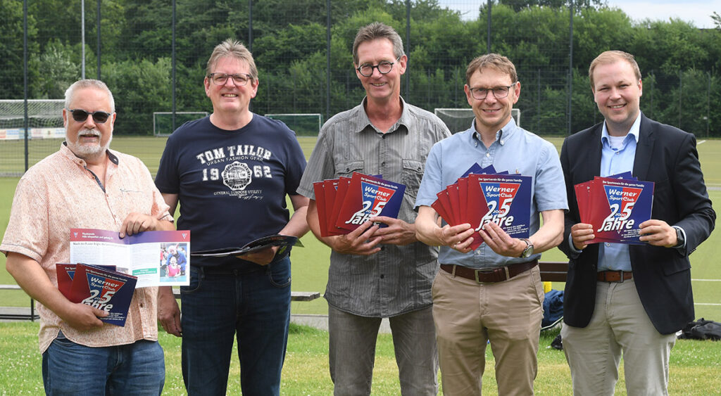 25 Jahre Vereinsleben zusammengefasst auf 24 Seiten: Die Jubiläums-Broschüre präsentieren (v.l.) WSC-Kassierer Karsten Dahl, Geschäftsführer Ralf Thöne, Vorsitzender Oliver Grewe, Bürgermeister Lothar Christ und Philipp Gärtner von der Volksbank Kamen-Werne. Foto: MSW