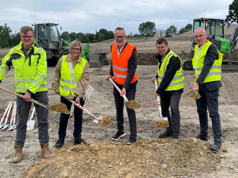 Vertreterinnen und Vertreter der IGA gGmbH, aus Politik, Planung, Ministerien und Stadtverwaltung feierten gemeinsam den offiziellen Baustart der ersten baulichen Maßnahme. V.l.n.r.: Uwe Hölscher (Baufirma Boymann), Annette Kulozik (Vorsitzende IGA-Beirat), Ron Firmenich (Projektleitung Greenbox Landschaftsarchitekten), Horst Fischer (Geschäftsführung IGA Metropole Ruhr gGmbH), Arnold Reeker (Technischer Beigeordneter Stadt Lünen). Foto: Stadt Lünen
