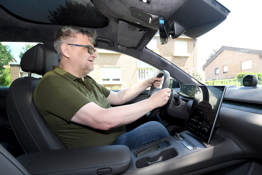 Mit seiner Stimme nimmt Norbert Simdorn die Einstellungen vor. Nomi, die KI-Sprachassistentin, sorgt dafür, dass beide Hände am Lenkrad bleiben können. Foto: MSW
