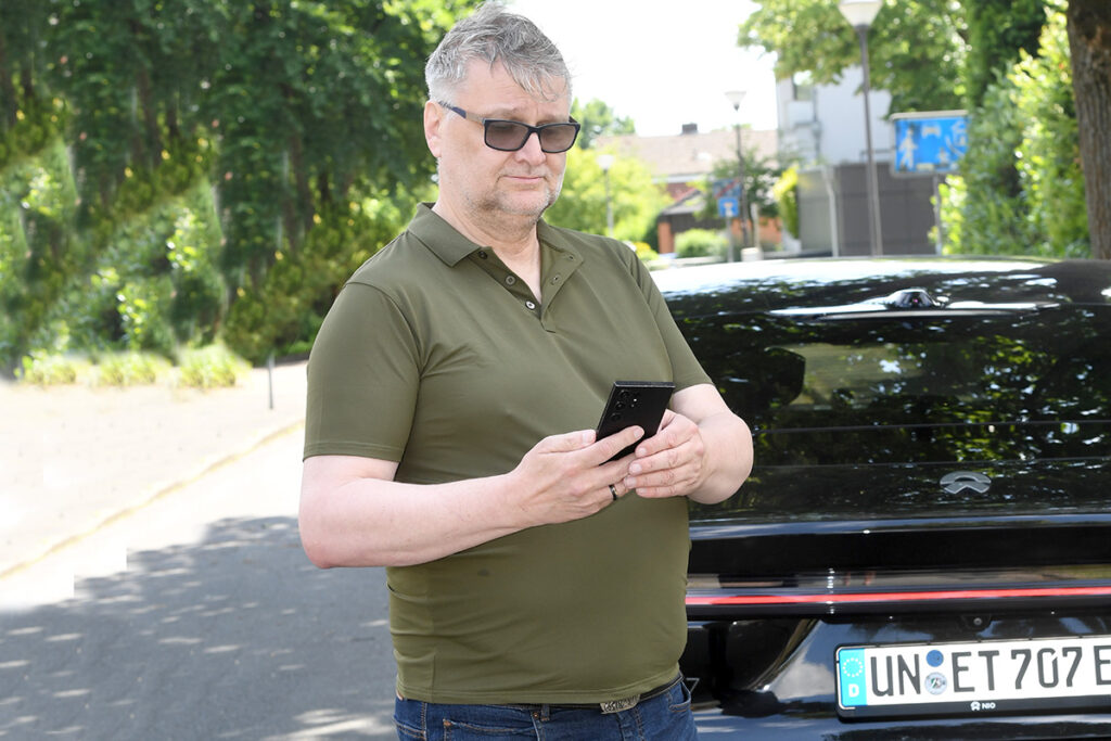 Per App und Sprachbefehl kann Norbert Simdorn über sein Smartphone viele Funktionen des Nio ET7 steuern. Foto MSW