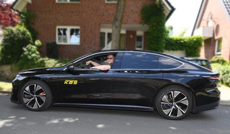 Der Nio ET7 ist ein Taxi im futuristischen und sportlichen Design. Noch muss Norbert Simdorn hinter dem Lenkrad Platz nehmen, die Sensorik für autonomes Fahren ist schon eingebaut. Foto: MSW