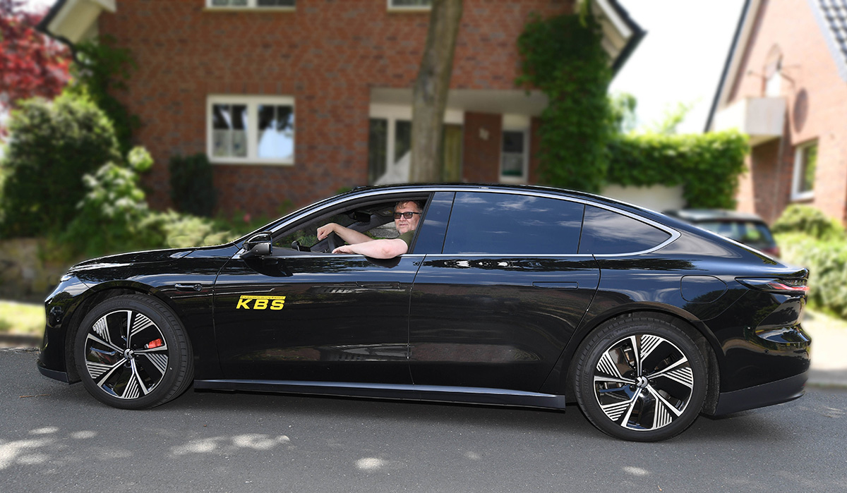Der Nio ET7 ist ein Taxi im futuristischen und sportlichen Design. Noch muss Norbert Simdorn hinter dem Lenkrad Platz nehmen, die Sensorik für autonomes Fahren ist schon eingebaut. Foto: MSW
