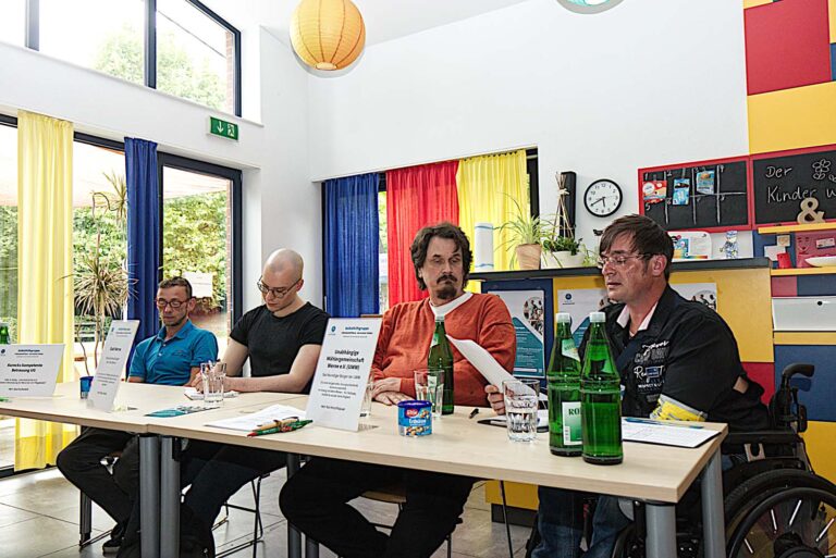 Sie setzen sich für die Interessen von Behinderten und Senioren ein (v.l.): Sascha Kureck (Betreuungsdienst Kureck), Niklas Wilde (Inklusionsbeauftragter der Stadt Werne), Kay Hirschhäuser und Marius Gellert (Selbsthilfegruppe). Foto: Steinmüller