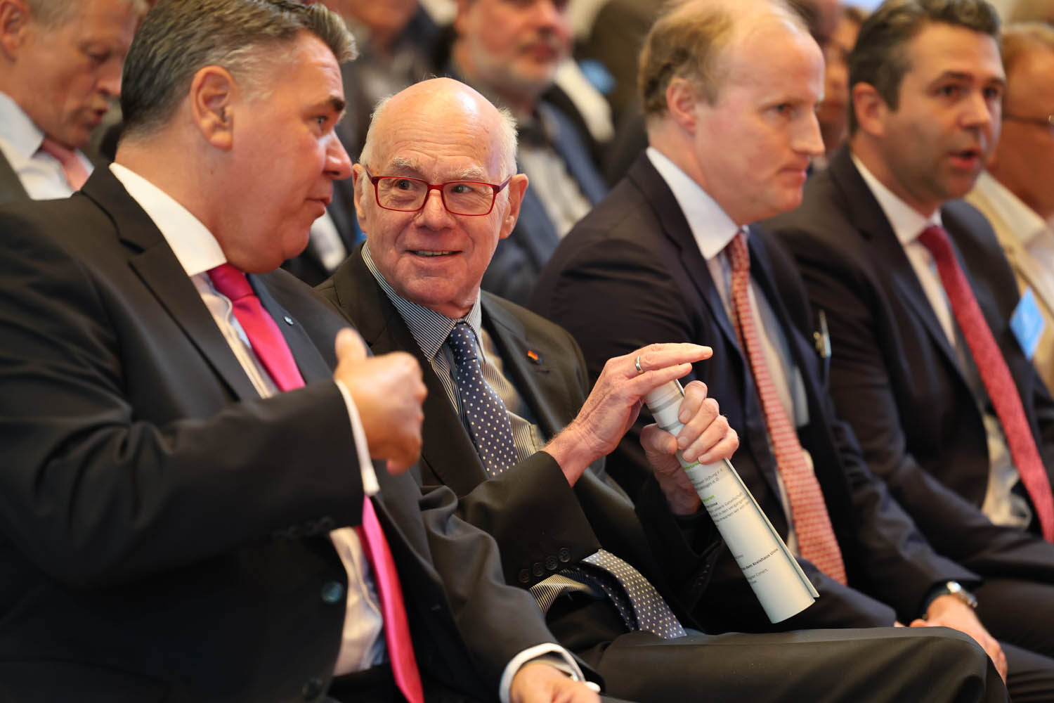 Mario Löhr im Gespräch mit Norbert Lammert. Im Hintergrund: Sebastian Graf von Kanitz und Kreisdirektor Philipp Reckermann. Fotos: Max Rolke - Kreis Unna
