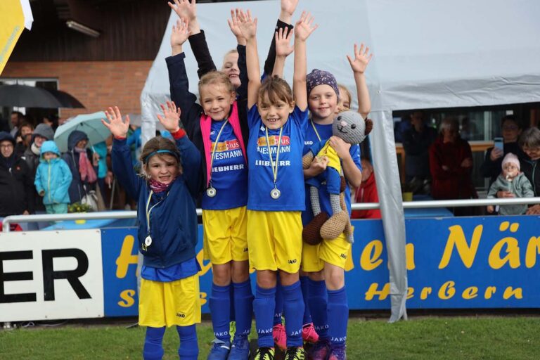 Viele glückliche Kindergesichter gab es wieder beim traditionellen Pfingstturnier des SV Herbern. Fotos: Isabel Schütte