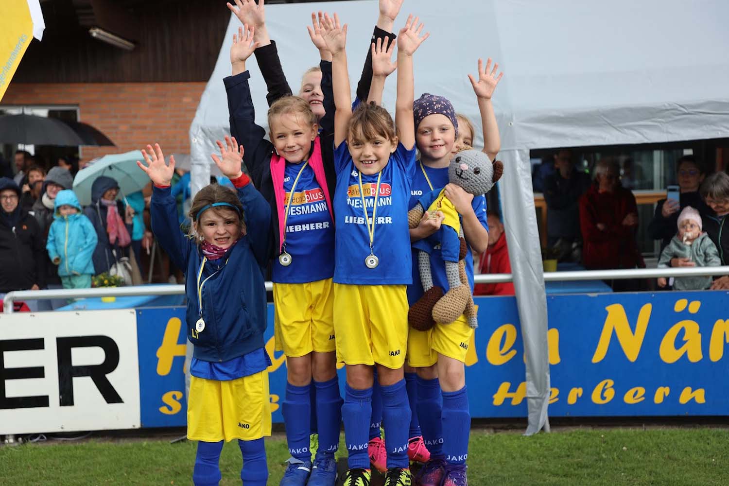 Viele glückliche Kindergesichter gab es wieder beim traditionellen Pfingstturnier des SV Herbern. Fotos: Isabel Schütte
