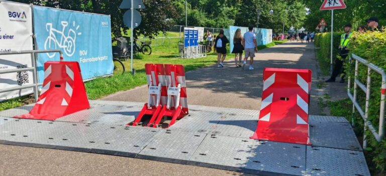 Die mobile Fahrzeugsperre mit Zufahrtsmöglichkeit, Armis One, wurde empfohlen. (c) Consel Group AG