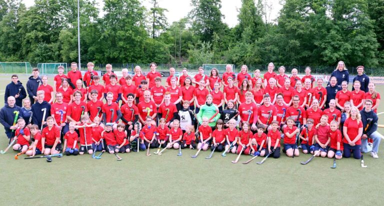 Ein voller Erfolg für den TV Werne Hockey – mit jeder Menge Teamspirit im Gepäck. Foto: Verein