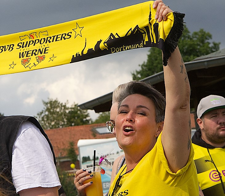 Zu einer Party für die ganze Familie laden die BVB Supporters am 28. Juni ins Sportzentrum Dahl ein. Archivfotos: Steinmüller