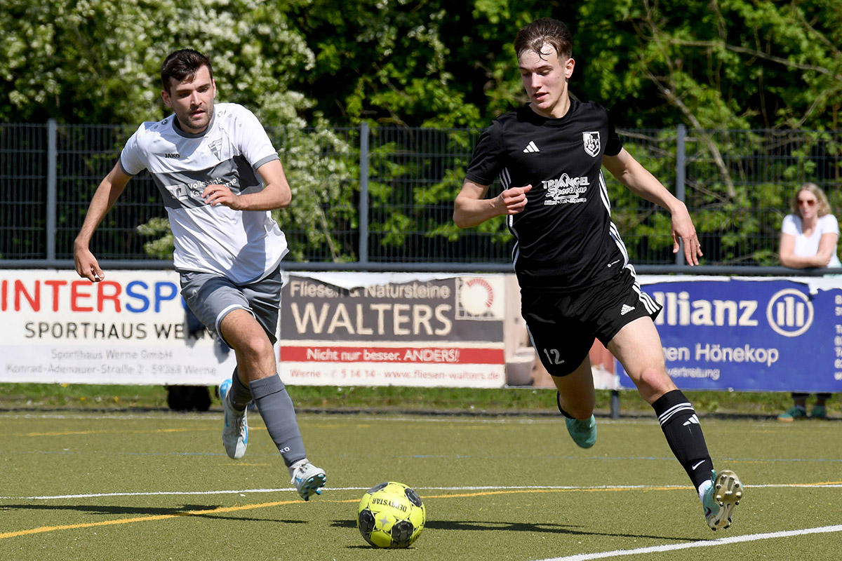 In der Nachspielzeit traf Leon Becker (l.) mit einem satten Weitschuss zum 2:3. Foto: MSW