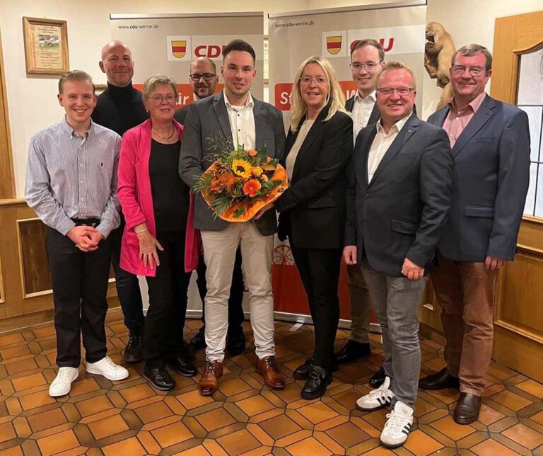 Auf diesem parteiinternen Archivbild aus dem Jahr 2023 gratuliert Uta Leisentritt dem neu gewählten Ortsverbandsvorsitzenden Martin Cyperski (mitte). Inzwischen ist das Tischtuch zwischen beiden offensichtlich zerschnitten.