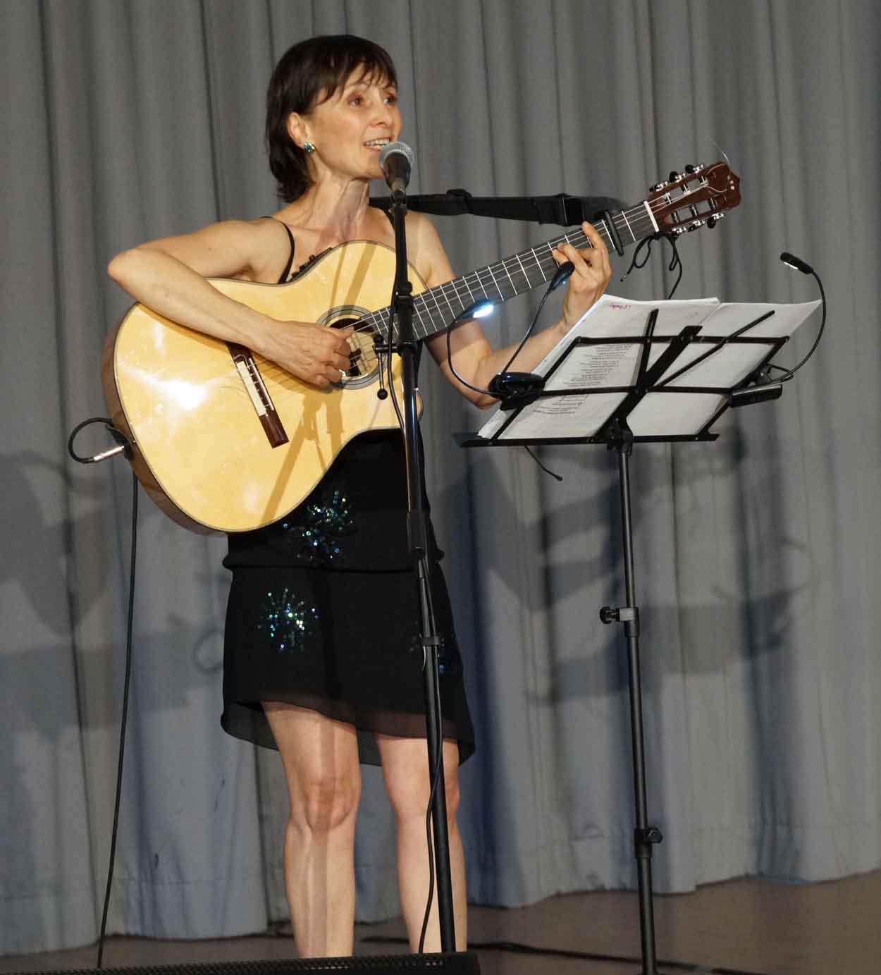 Sängerin Claire Danjou begeisterte das Publikum beim französischen Musikabend in der AFG-Mensa. Fotos: privat