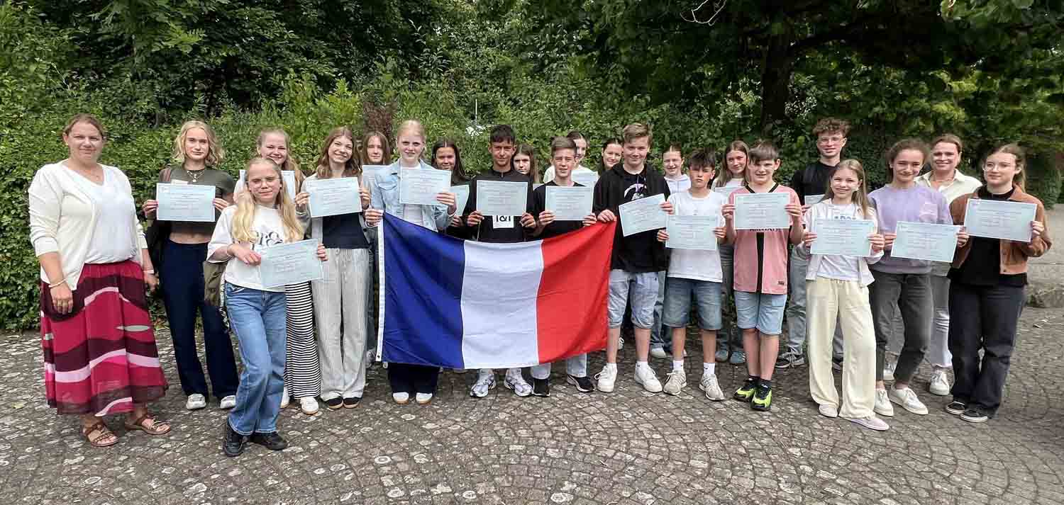 Ihre ausgezeichneten Kenntnisse der französischen Sprache wiesen diese Mädchen und Jungen am Gymnasium St. Christophorus nach. Foto: GSC
