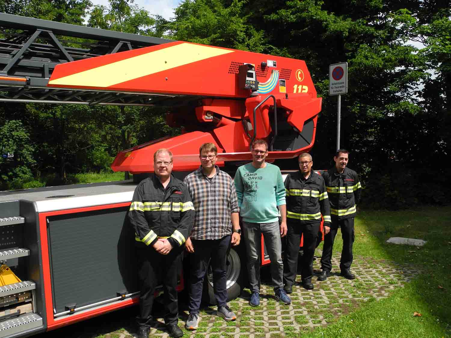 Die Aufstellfläche für Rettungsfahrzeuge in den Grünanlagen am Stadthaus befindet sich in einem ordnungsgemäßen Zustand, wie die Feuerwehrkräfte (in Uniform v.li.) Jens Brendel, Andreas Haak und Thorsten Friedrich gemeinsam mit den Brandschutztechnikern (v.li.) Robert Schmidt und Michael Biegel demonstrierten. Foto: Brüggemann