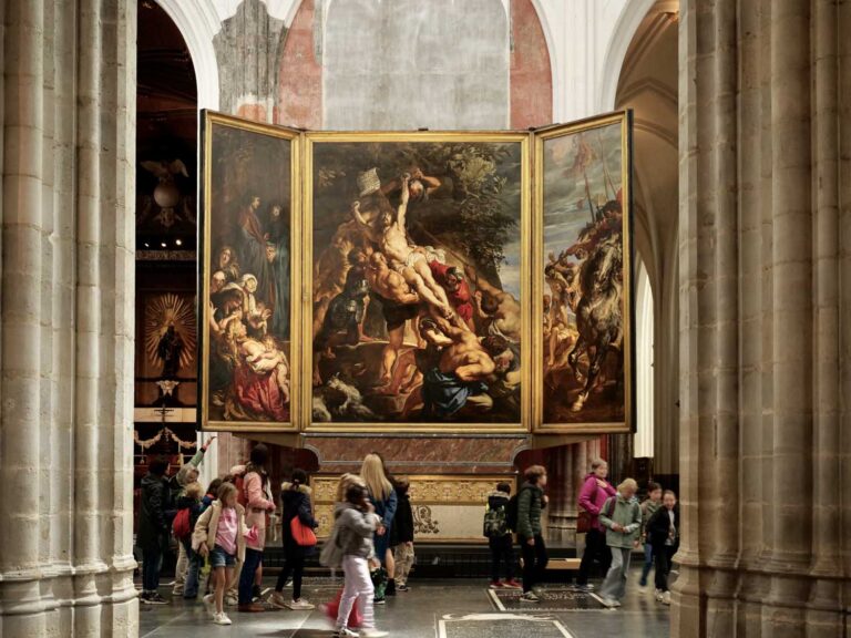 Dr. Anke Schwarze erstellte einen Vergleich - In dem Triptychon der Kreuzaufrichtung von Rubens springt das Pferd heraus wie im Bild Damians in der Klosterkirche. Fotos: privat