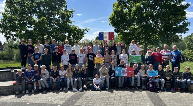 Die Schülerinnen und Schüler der Stufe 5 mit Konrad Günther (ganz rechts) und Jürgen Regener vom Internationalen Club Werne (ICW). Foto: Schule