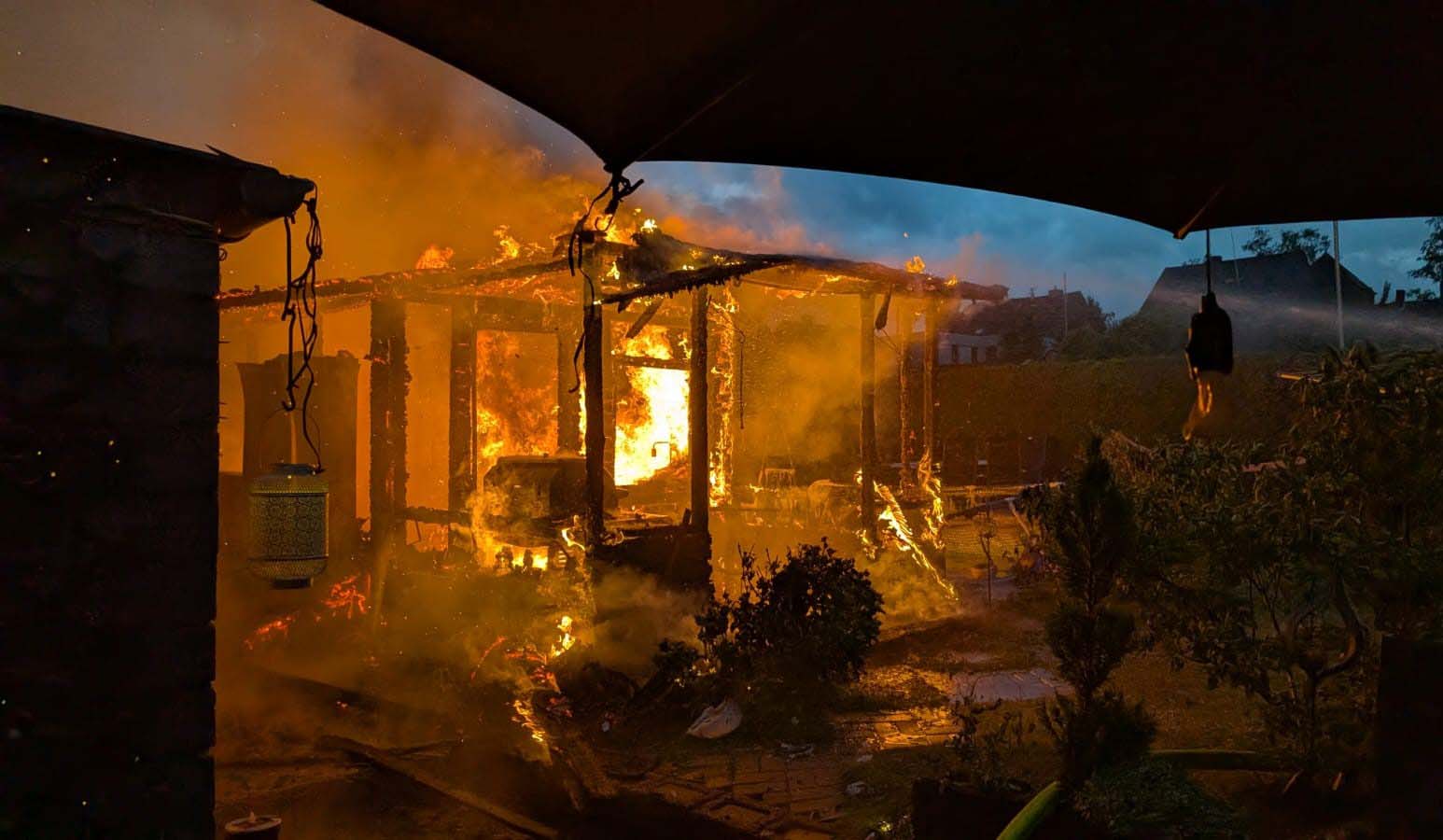 Der Brand eines Gartenhauses drohte auf ein Wohnhaus an der Brevingstraße überzugreifen. Fotos: FFW