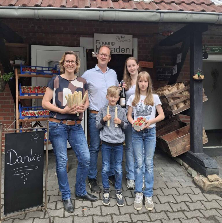 Claudia, Thorsten, Marius, Caroline und Lisa vor dem Hofladen auf dem Hof Bleckmann. Foto: privat