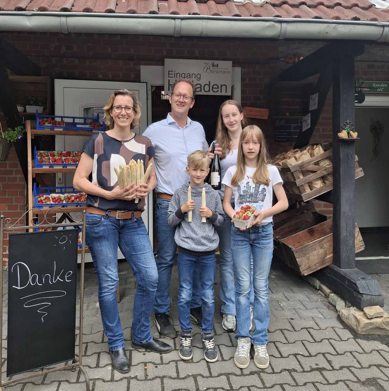 Claudia, Thorsten, Marius, Caroline und Lisa vor dem Hofladen auf dem Hof Bleckmann. Foto: privat