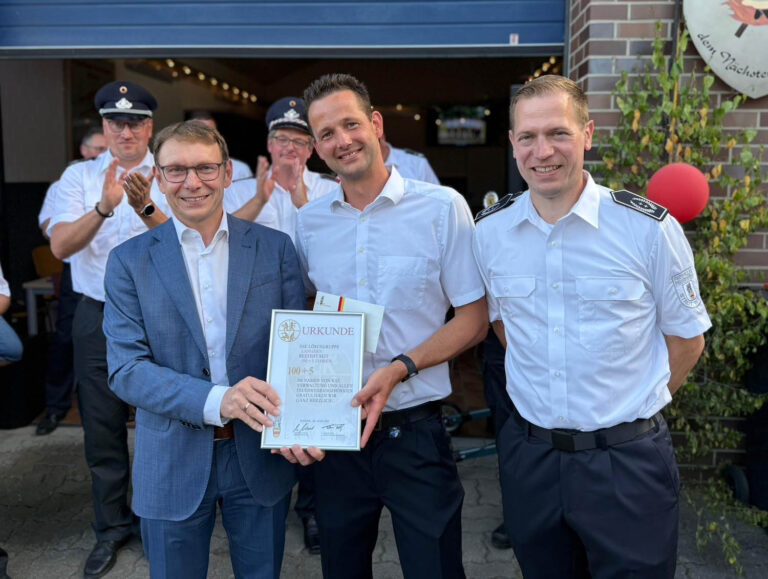 Bürgermeister Lothar Christ überreichte Marc Mennes, Leiter der Löschgruppe Langern, und Tobias Tenk (rechts), Leiter der Feuerwehr Werne, die Urkunde zum 105-jährigen Bestehen. Fotos: FFW