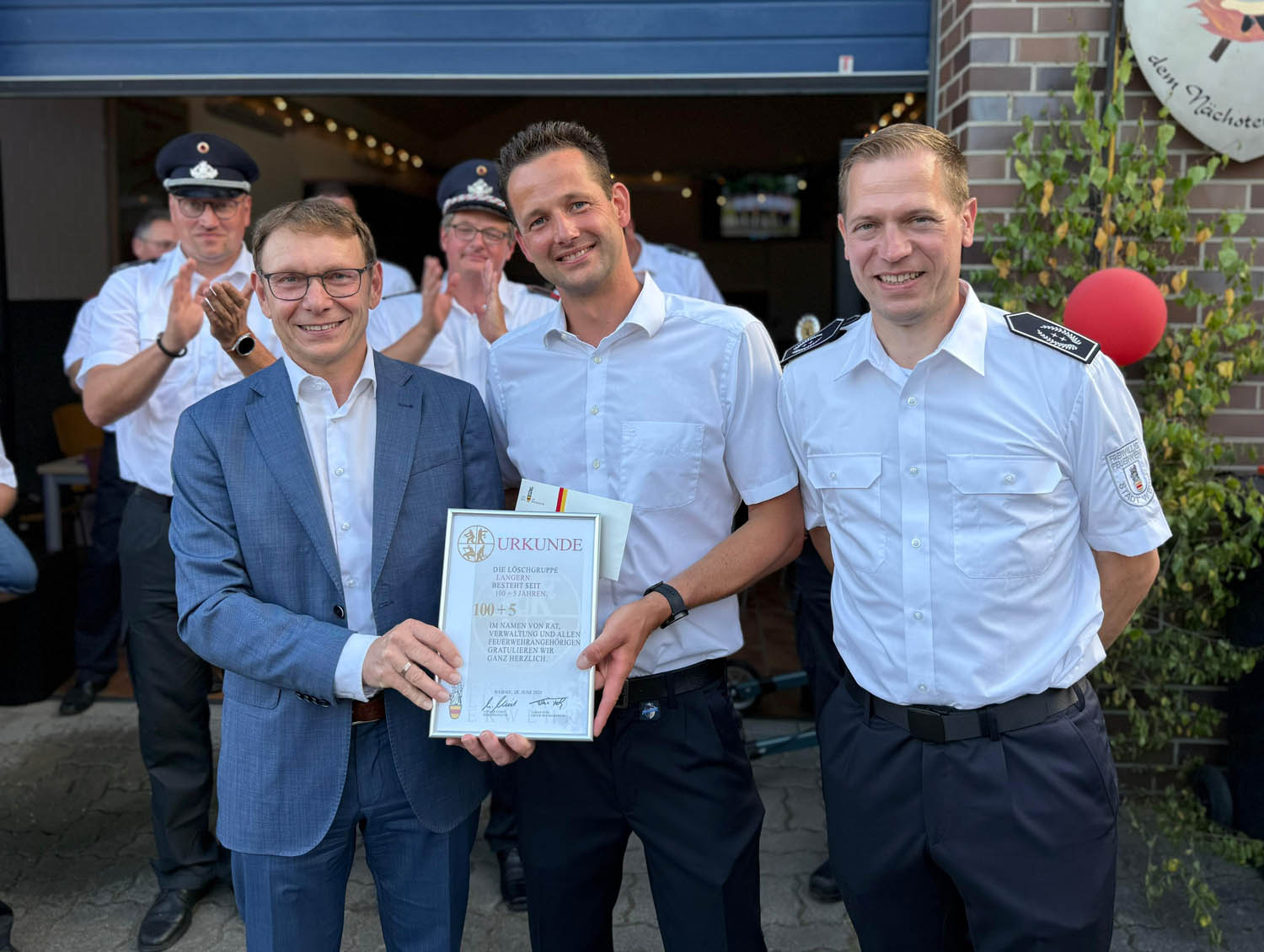 Bürgermeister Lothar Christ überreichte Marc Mennes, Leiter der Löschgruppe Langern, und Tobias Tenk (rechts), Leiter der Feuerwehr Werne, die Urkunde zum 105-jährigen Bestehen. Fotos: FFW