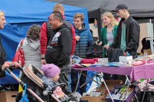 Trotz des regnerischen Wetters hatten sich viele Flohmarktfans am Samstag auf den Weg in Werner Innenstadt gemacht. Fotos: Steinmüller