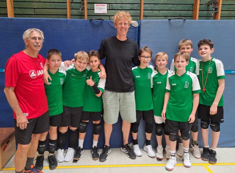 Die jungen Werner Talente und ihr Coach zusammen mit Olympiasieger Jonas Reckermann. Foto: Kollhoff
