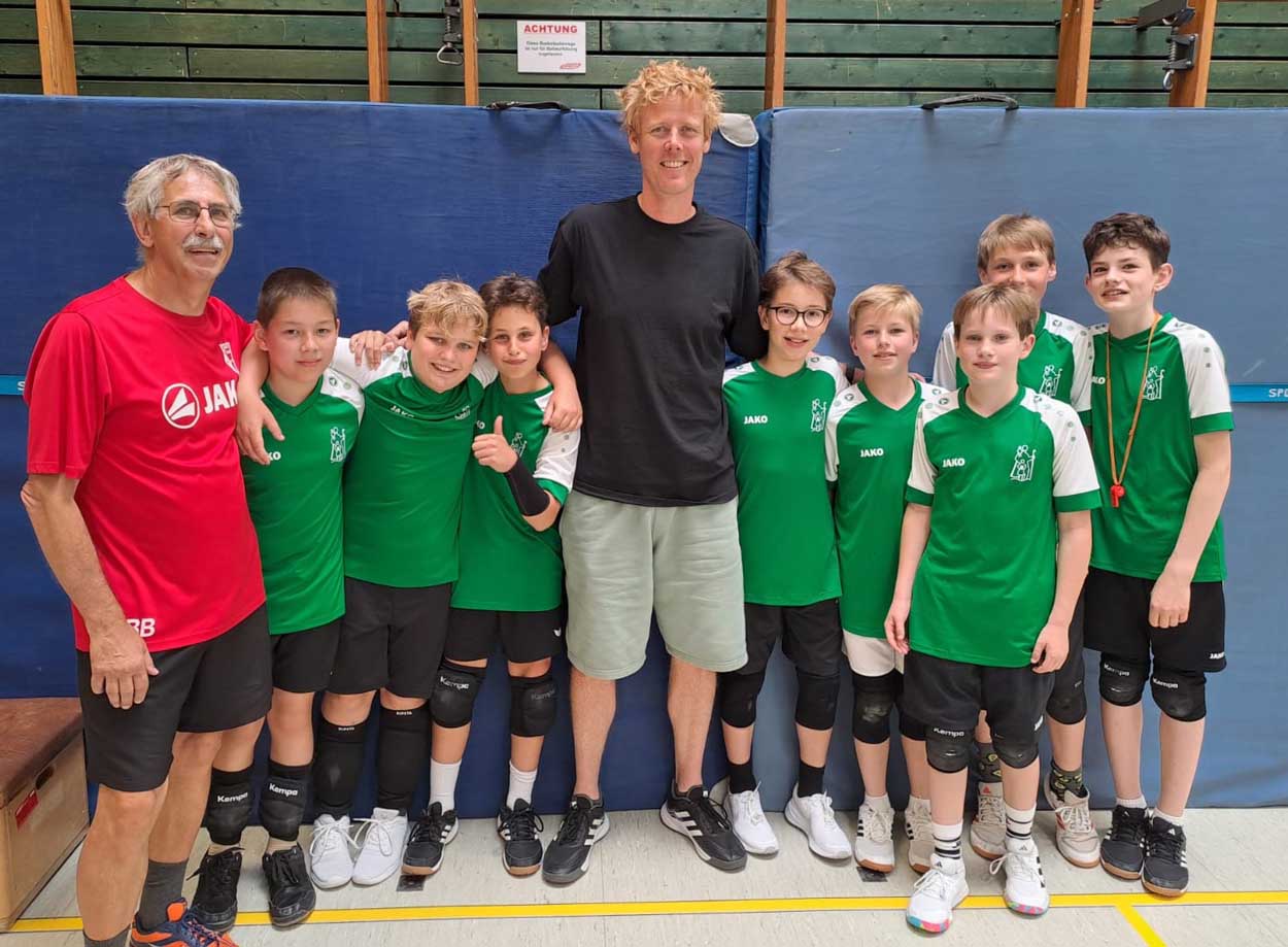 Die jungen Werner Talente und ihr Coach zusammen mit Olympiasieger Jonas Reckermann. Foto: Kollhoff